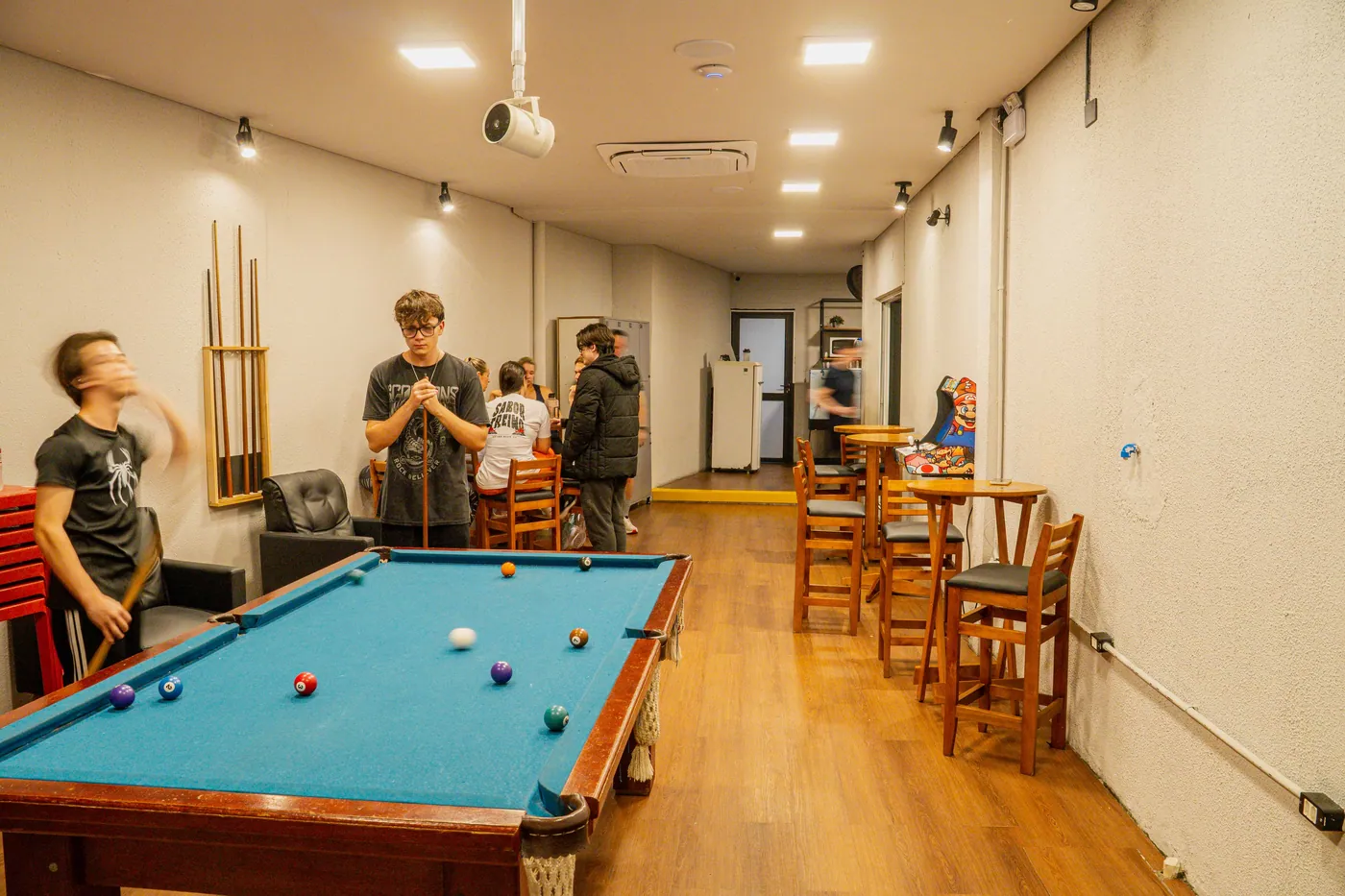 Sala de jogos com mesa de sinuca